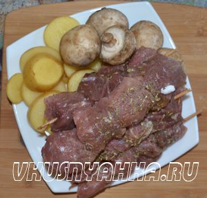 Мясо на шпажках с грибами и картофелем  в мультиварке, приготовление, шаг 1
