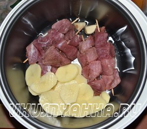 Мясо на шпажках с картофелем в мультиварке, приготовление, шаг 2