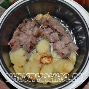 Мясо на шпажках с картофелем в мультиварке, приготовление, шаг 3