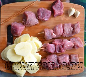 Мясо на шпажках с картофелем в мультиварке, приготовление, шаг 1