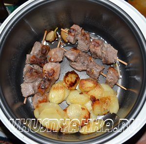 Мясо на шпажках с картофелем в мультиварке, приготовление, шаг 4