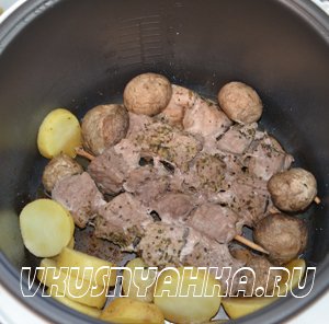 Мясо на шпажках с грибами и картофелем  в мультиварке, приготовление, шаг 3