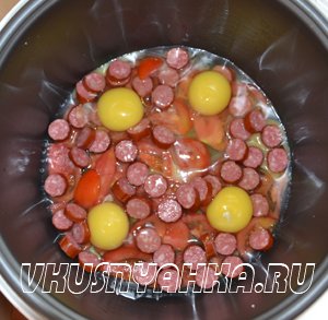 Яичница с помидорами и колбаской в мультиварке, приготовление, шаг 2