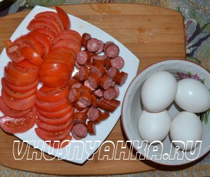 Яичница с помидорами и колбаской в мультиварке, приготовление, шаг 1