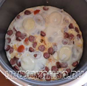 Яичница с помидорами и колбаской в мультиварке, приготовление, шаг 3