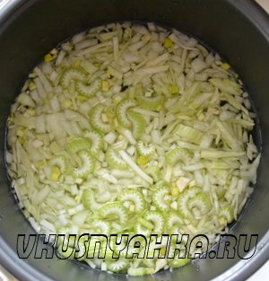 Суп- пюре из шпината с сельдереем и капустой в мультиварке, приготовление, шаг 2