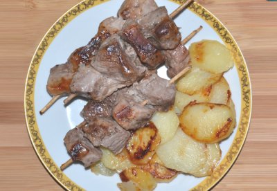 Мясо на шпажках с картофелем в мультиварке