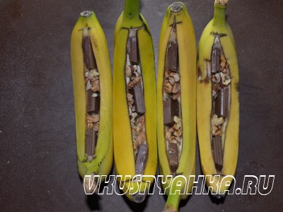 Бананы с шоколадом и орехами на углях, приготовление, шаг 2