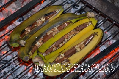 Бананы с шоколадом и орехами на углях, приготовление, шаг 3