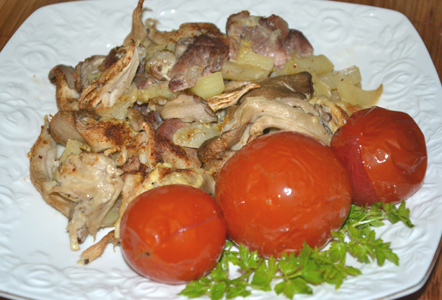 Запеченный картофель с мясом и вешенками