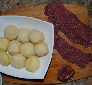 Картофель в мясе в мультиварке, приготовление, шаг 1