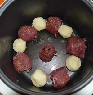 Картофель в мясе в мультиварке, приготовление, шаг 3