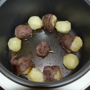 Картофель в мясе в мультиварке, приготовление, шаг 4