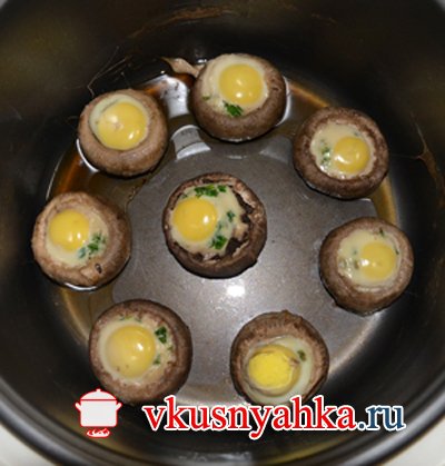 Перепелиные яйца, запечённые в шампиньонах в мультиварке., приготовление, шаг 4