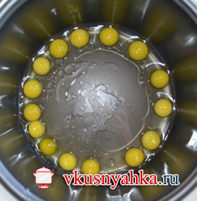 Яичница - глазунья из перепелиных яиц в мультиварке, приготовление, шаг 2