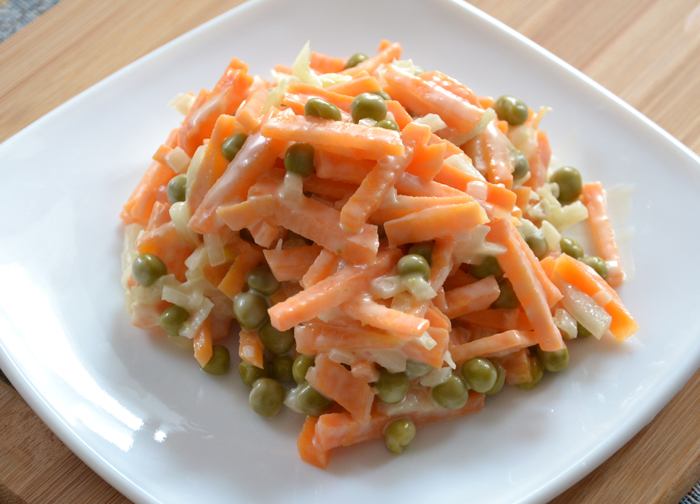 Салат из моркови с зелёным горошком  в мультиварке