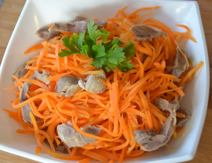 Салат из куриных желудков и моркови по-корейски  в мультиварке