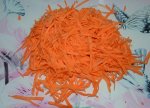 Натираем морковь на терке